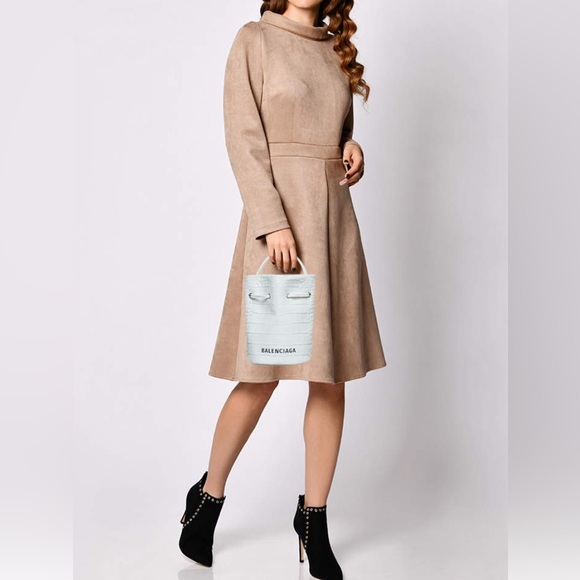 BALENCIAGA WHITE CROC EMBOSSED BUCKET BAG - Picture 9 of 11